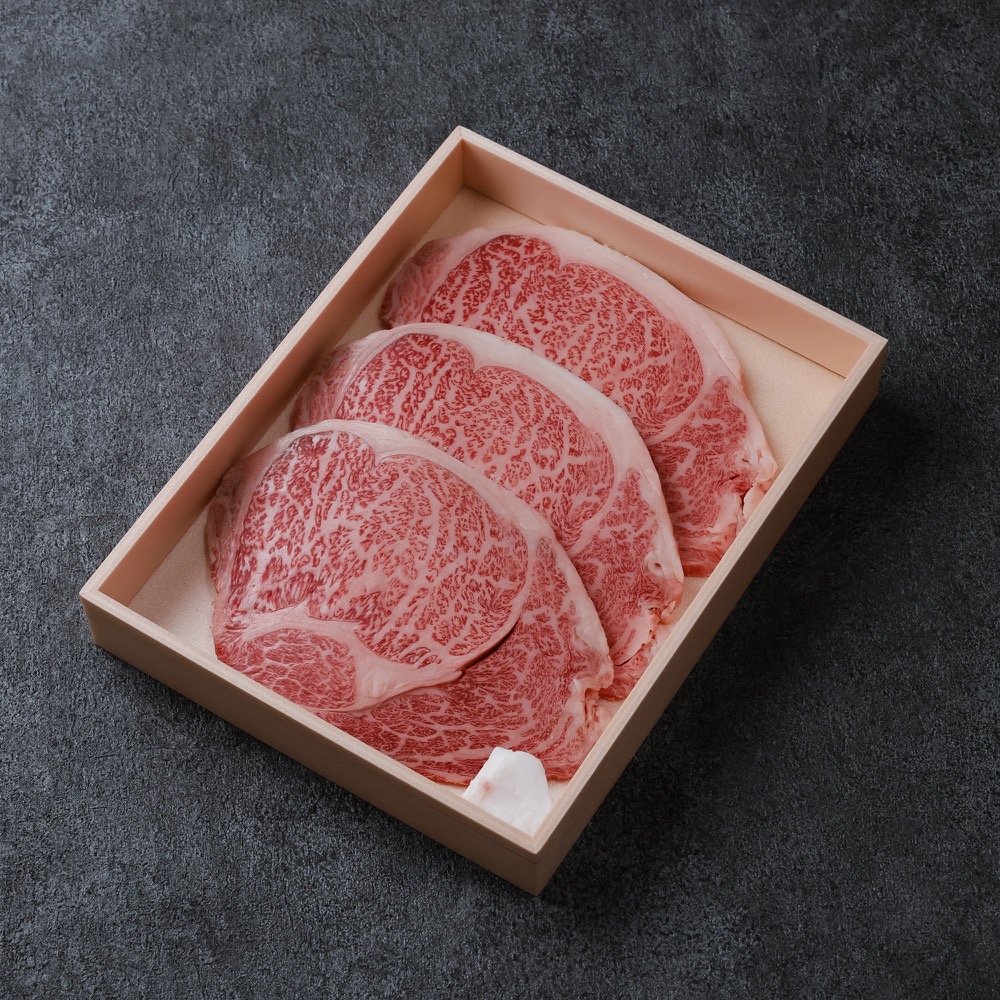 Miyazakigyu chuck roll steaks with rich marbling in a wooden gift box